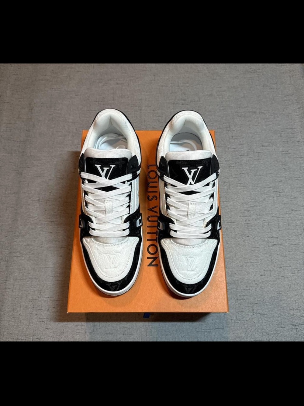 Louis Vuitton Kids White and Black Monogram Low-Top Sneakers - Picture 4 of 7